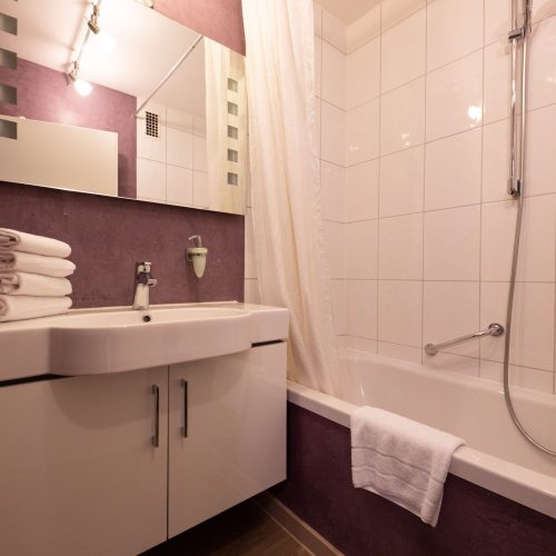 Badezimmer mit Spiegel in Ferienwohnung in Garmisch-Partenkirchen