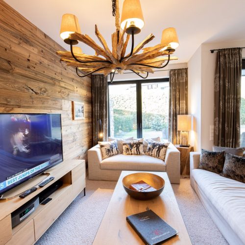 Wohnzimmer mit 2 Sofas in Ferienwohnung in Garmisch-Partenkirchen