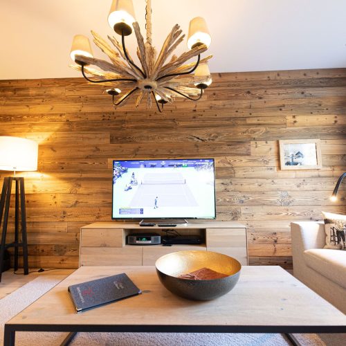 Wohnzimmer mit Hängelampe in Ferienwohnung in Garmisch-Partenkirchen