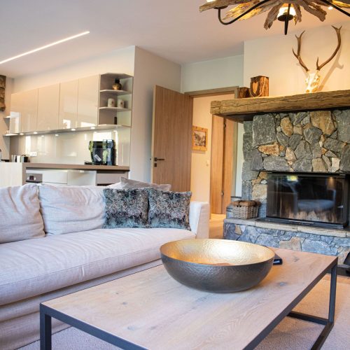 Wohnzimmer mit Kamin in Ferienwohnung in Garmisch-Partenkirchen