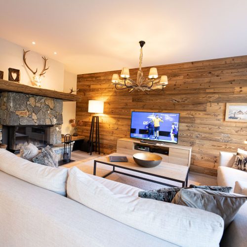 Wohnzimmer mit Fernsehen in Ferienwohnung in Garmisch-Partenkirchen