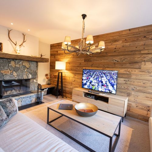 Wohnzimmer mit Sofa in Ferienwohnung in Garmisch-Partenkirchen