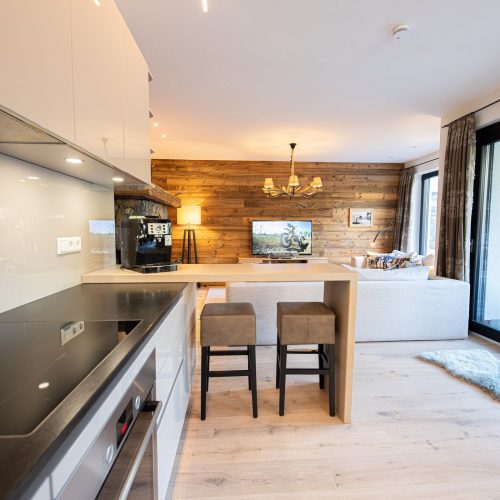 Küche mit Barhockern in Ferienwohnung in Garmisch-Partenkirchen