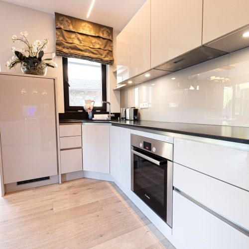 weiß Glanz Küche in Ferienwohnung in Garmisch-Partenkirchen