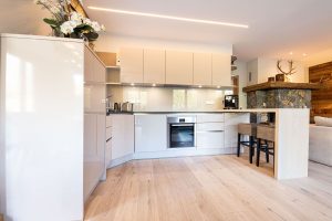 Küche in weiß Glanz in Ferienwohnung in Garmisch-Partenkirchen