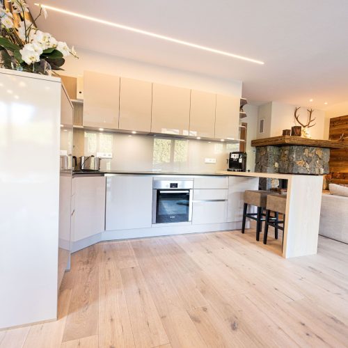 Küche in weiß in Ferienwohnung in Garmisch-Partenkirchen