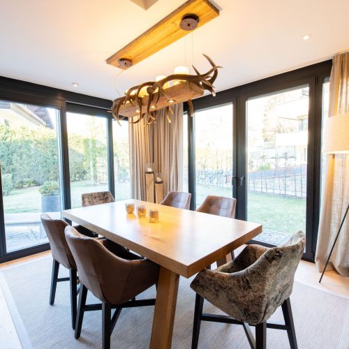 Esstisch mit Stühlen in Ferienwohnung in Garmisch-Partenkirchen