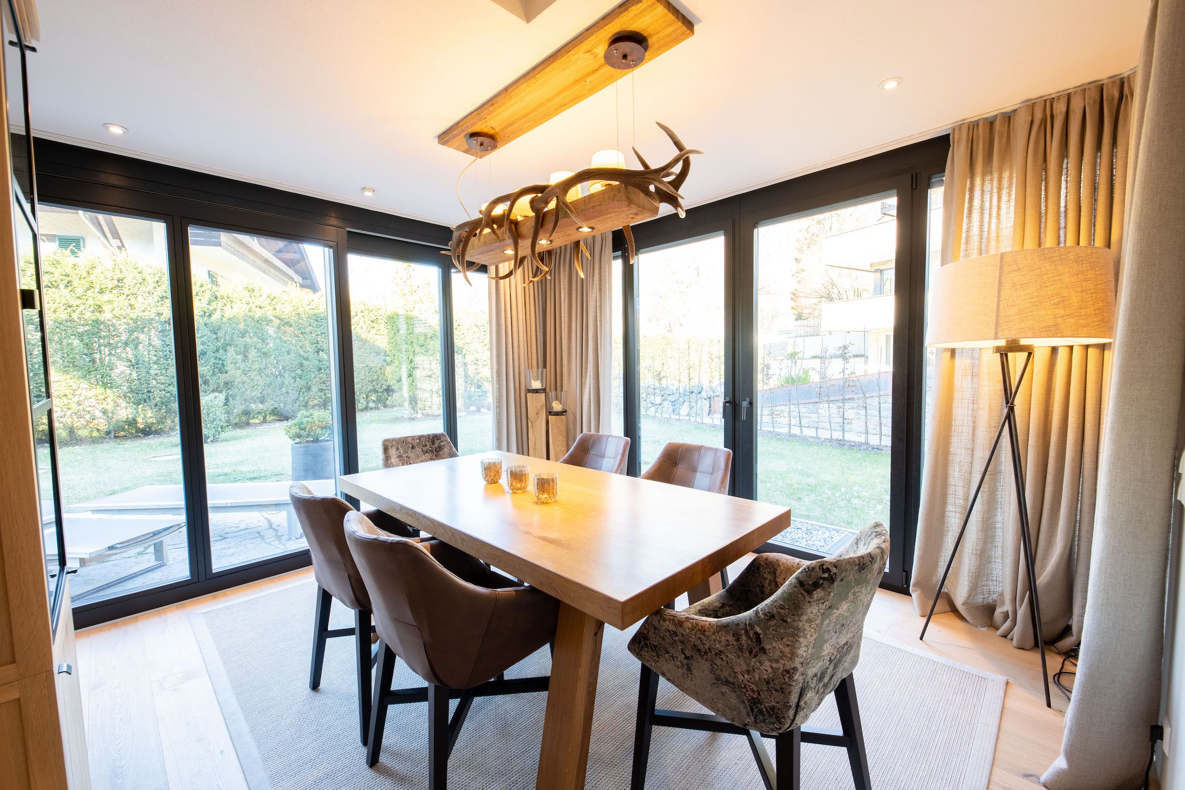 Esstisch mit Stühlen in Ferienwohnung in Garmisch-Partenkirchen