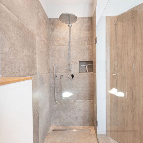 Badezimmer mit Dusche in Ferienwohnung in Garmisch-Partenkirchen
