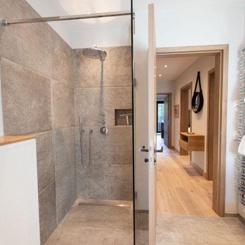 Dusche im Badezimmer in Ferienwohnung in Garmisch-Partenkirchen