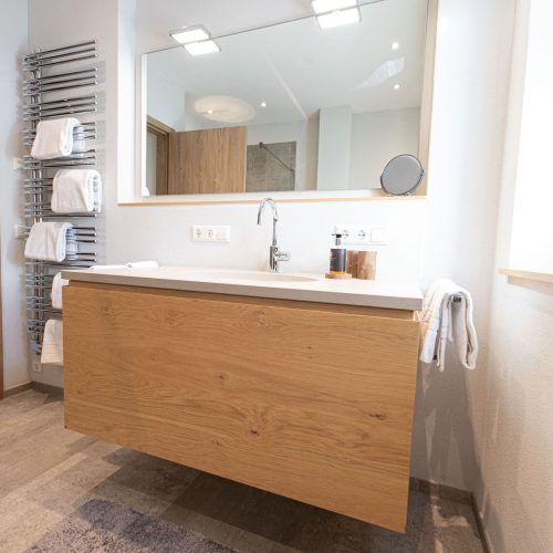 Badezimmer und großer Spiegel in Ferienwohnung in Garmisch-Partenkirchen