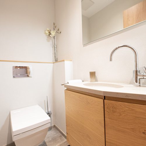 Badezimmer mit Waschbecken in Ferienwohnung in Garmisch-Partenkirchen