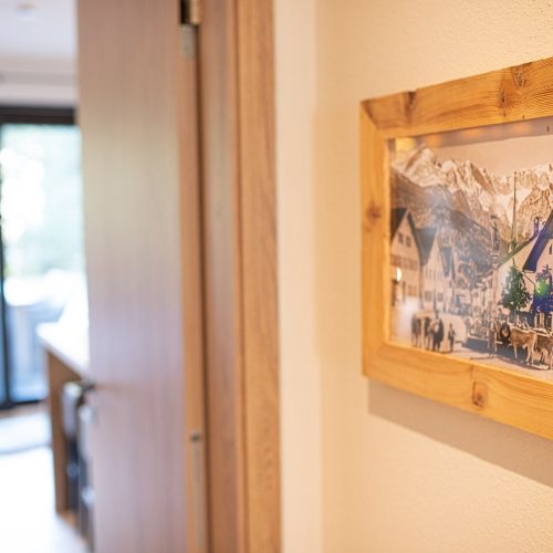 Bild und Holzbilderrahmen in Ferienwohnung in Garmisch-Partenkirchen