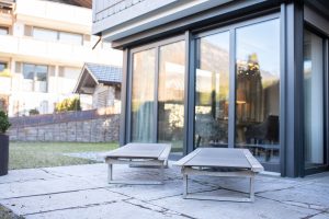 Außenbereich mit Liegen in Ferienwohnung in Garmisch-Partenkirchen