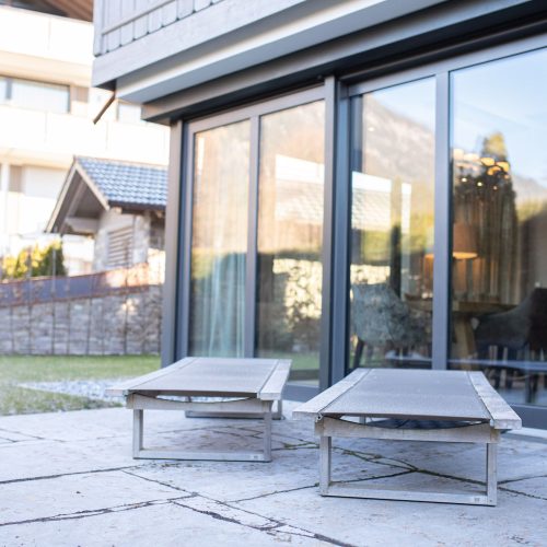 Außenbereich mit Liegen in Ferienwohnung in Garmisch-Partenkirchen