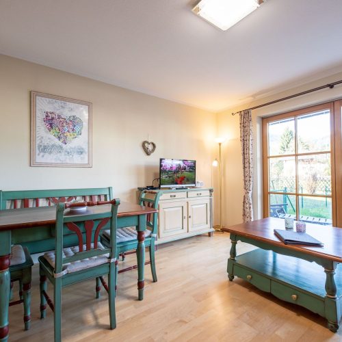 Esszimmer mit Stühlen in Ferienwohnung in Garmisch-Partenkirchen