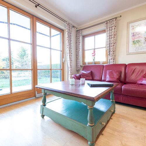 Sofa und große Fenster in Ferienwohnung in Garmisch-Partenkirchen