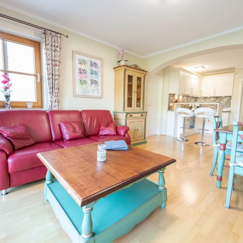 Couchtisch mit rotem Sofa in Ferienwohnung in Garmisch-Partenkirchen