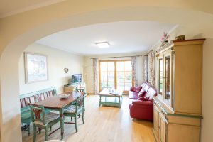 Wohnbereich mit Fernseher und Sofa in Ferienwohnung in Garmisch-Partenkirchen