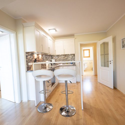 Küche mit bar Hockern in Ferienwohnung in Garmisch-Partenkirchen