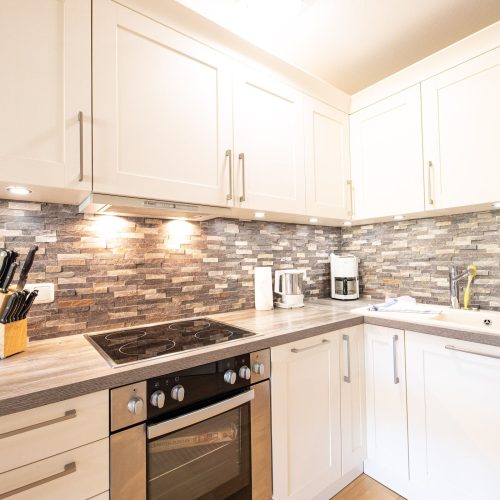 Küche mit grauer Arbeitsfläche in Ferienwohnung in Garmisch-Partenkirchen