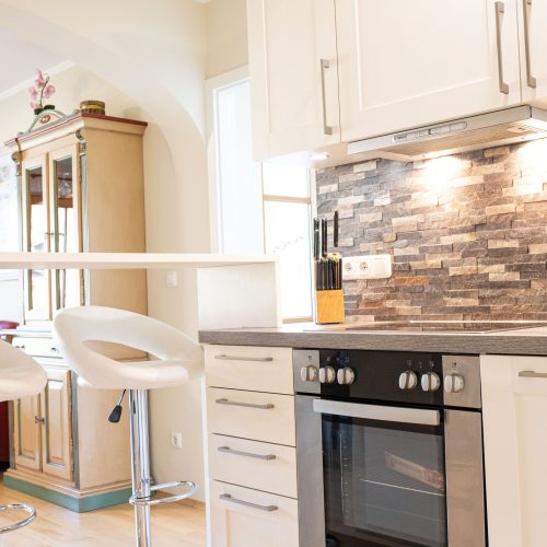 Küche mit Stein-Optik in Ferienwohnung in Garmisch-Partenkirchen