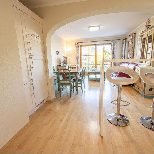 Bar Hocker und die Küche in Ferienwohnung in Garmisch-Partenkirchen