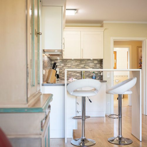 Bar Hocker und die Küche in Ferienwohnung in Garmisch-Partenkirchen