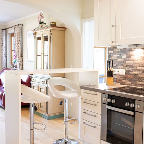 Barhocker in der Küche in Ferienwohnung in Garmisch-Partenkirchen