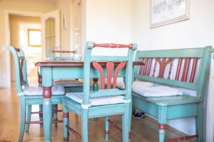 Esstisch mit Bank in Ferienwohnung in Garmisch-Partenkirchen