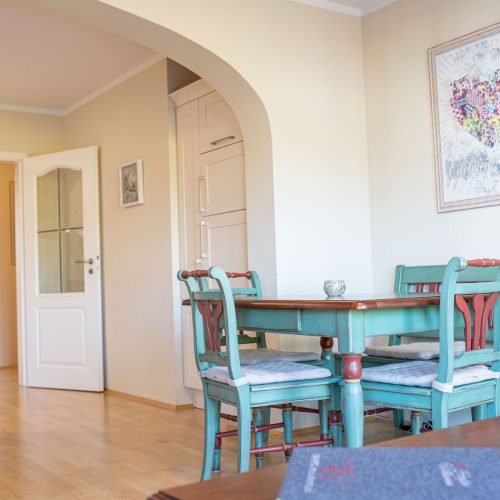 Esstisch mit Stühlen und Bank in Ferienwohnung in Garmisch-Partenkirchen