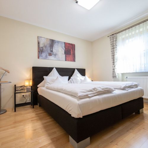 Doppelbett in schwarz in Ferienwohnung in Garmisch-Partenkirchen