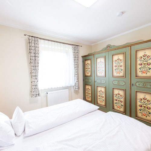 gemusterten Schrank in grün in Ferienwohnung in Garmisch-Partenkirchen