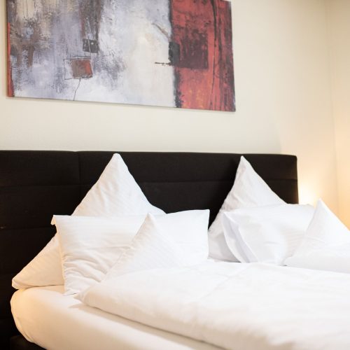 Doppelbett in schwarz in Ferienwohnung in Garmisch-Partenkirchen