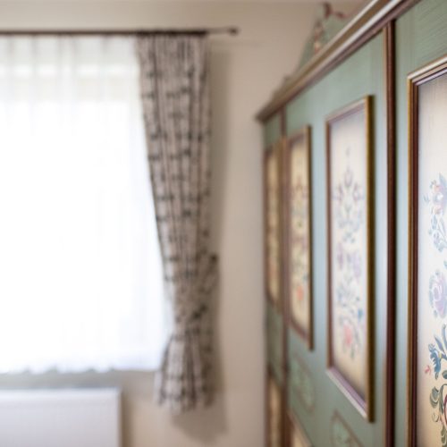 gemusterten Schrank in Ferienwohnung in Garmisch-Partenkirchen