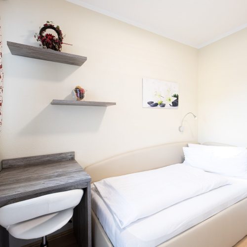 Einzelbett und Schreibtisch in Ferienwohnung in Garmisch-Partenkirchen