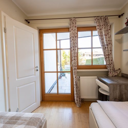 Schlafzimmer mit Schreibtisch in Ferienwohnung in Garmisch-Partenkirchen