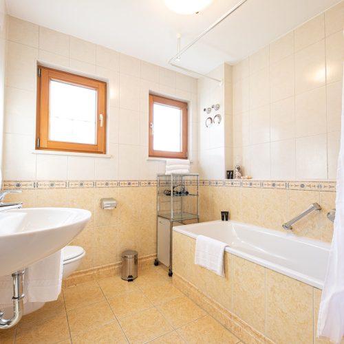 Badezimmer mit Badewanne in Ferienwohnung in Garmisch-Partenkirchen