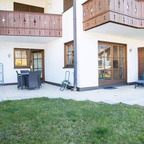 Terrasse und Garten in Ferienwohnung in Garmisch-Partenkirchen