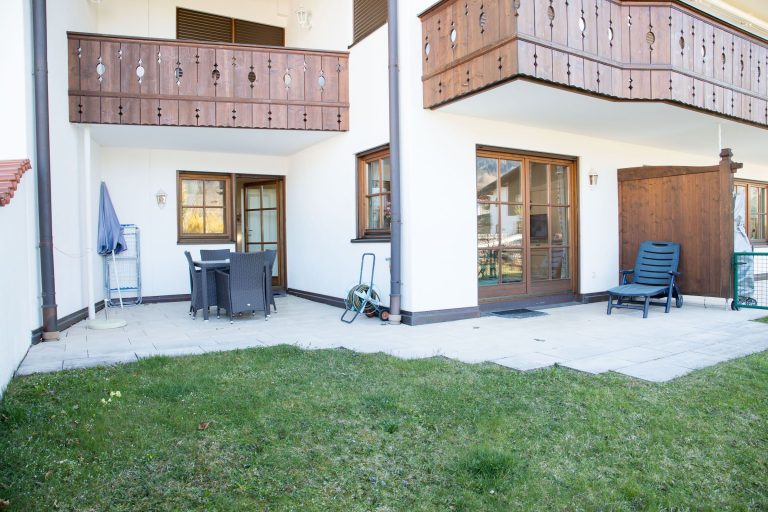 Terrasse und Garten in Ferienwohnung in Garmisch-Partenkirchen