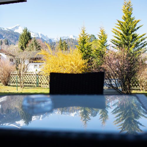 Tisch mit Stühlen in Ferienwohnung in Garmisch-Partenkirchen