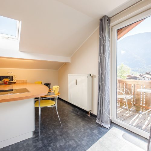 Balkon und Stühle in Ferienwohnung in Garmisch-Partenkirchen