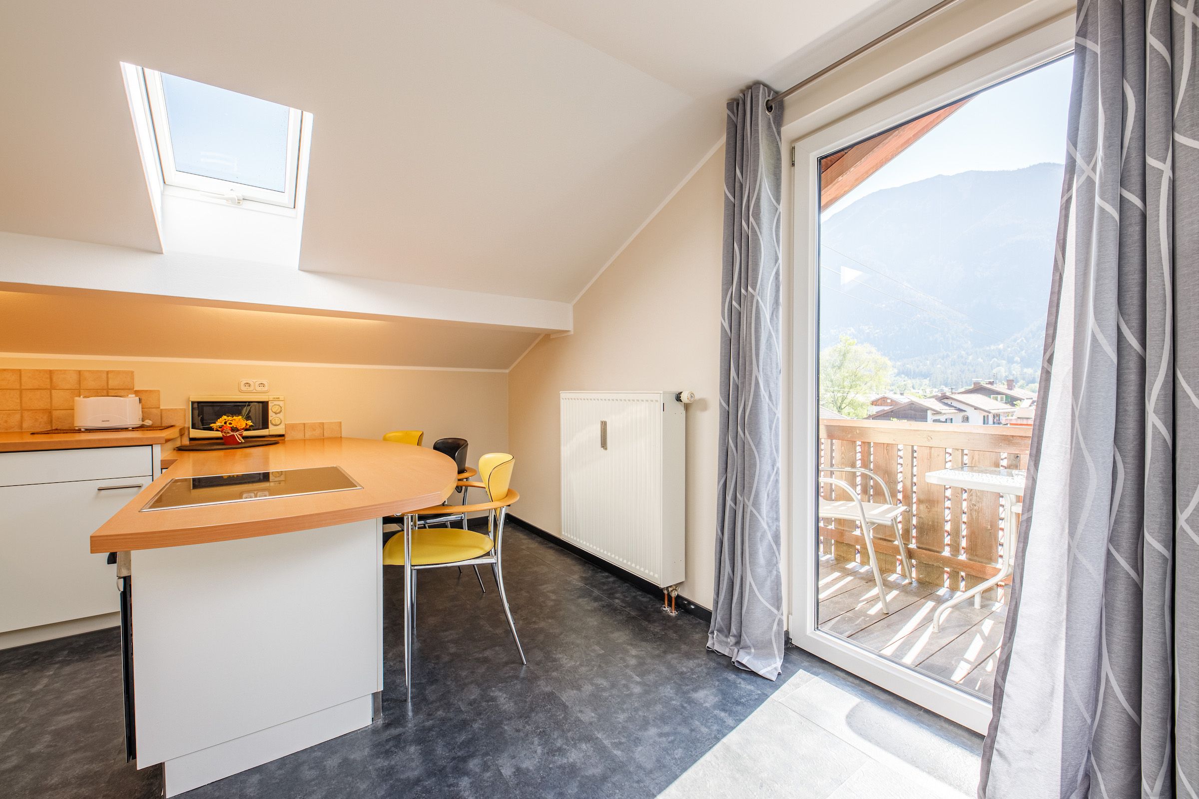 Balkon und Stühle in Ferienwohnung in Garmisch-Partenkirchen