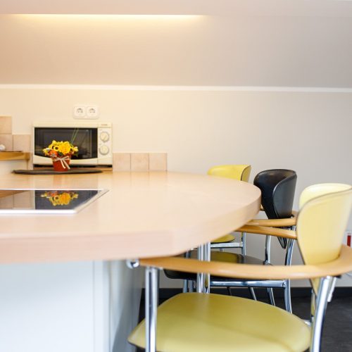 Stühle an der Kücheninsel in Ferienwohnung in Garmisch-Partenkirchen