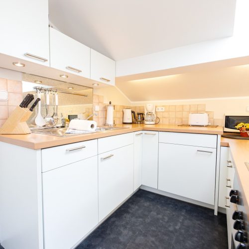 Küche mit Herd in Ferienwohnung in Garmisch-Partenkirchen