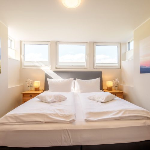 Doppelbett mit Nachttischen in Ferienwohnung in Garmisch-Partenkirchen