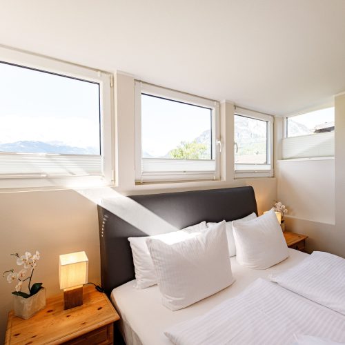 Doppelbett mit Bild in Ferienwohnung in Garmisch-Partenkirchen