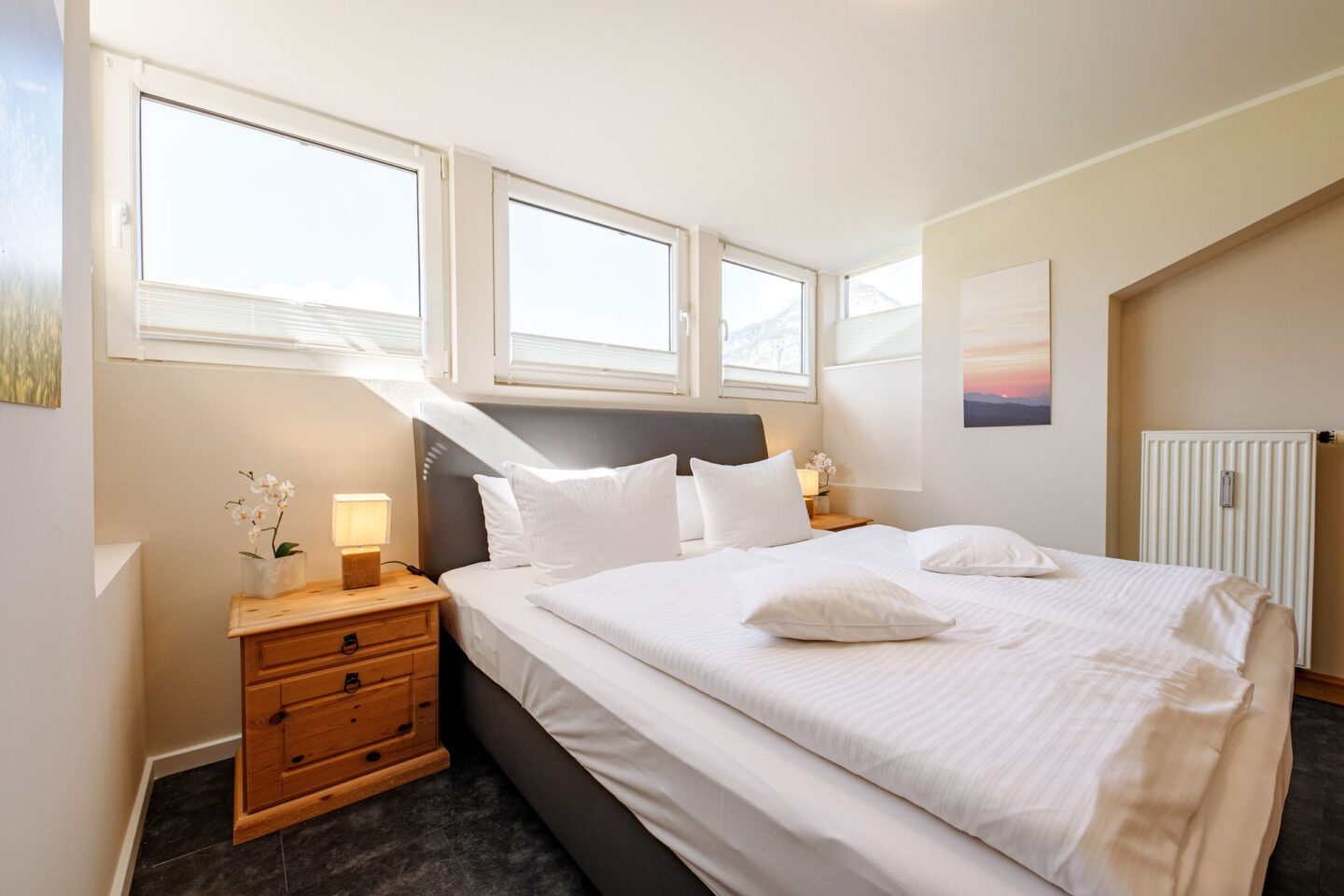Doppelbett mit Nachttisch in Ferienwohnung in Garmisch-Partenkirchen