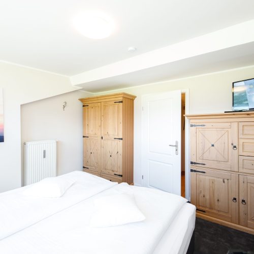 Doppelbett mit Fernseher in Ferienwohnung in Garmisch-Partenkirchen