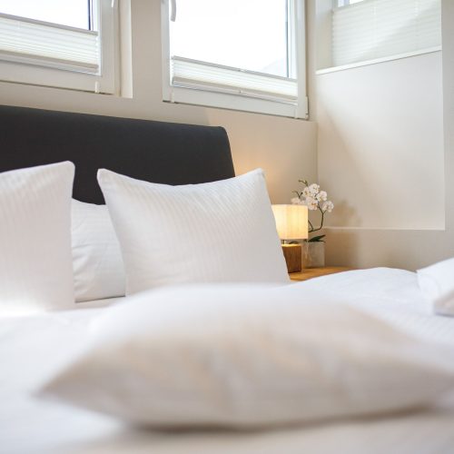 Doppelbett und Nachttisch in Ferienwohnung in Garmisch-Partenkirchen